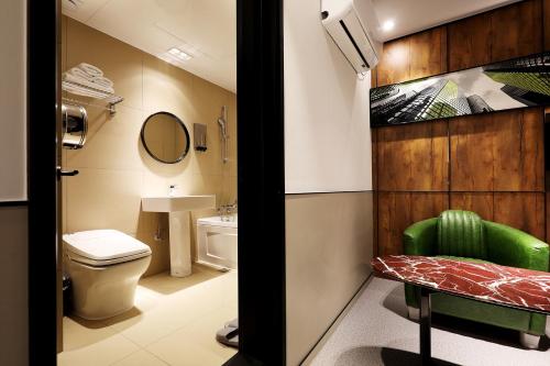 room detail thumbnail 2