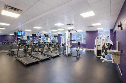 43-20A Newly furnished 1BR- full service Doorman laundry Gym Business Center - image 2