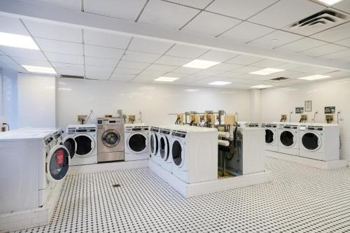 43-20A Newly furnished 1BR- full service Doorman laundry Gym Business Center - image 5
