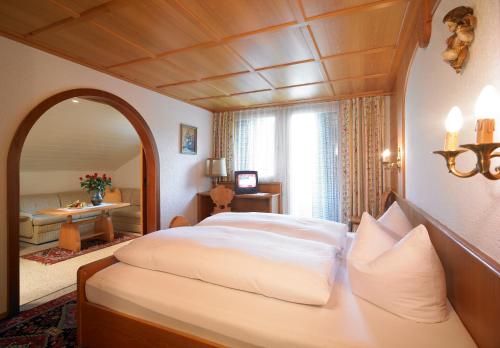 1 queen bed, 1 twin bed