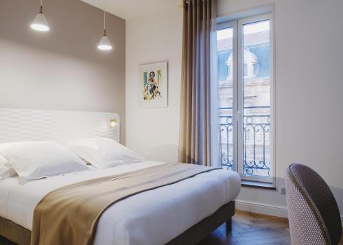 Hotel le XIX Set in a prime location of Beziers, Hôtel le XIX puts everything the city has to offer just outside your doorstep. Featuring a satisfying list of amenities, guests will find their stay at the propert