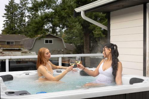 The Stag House - Hot Tub Theatre Arcade Games & Sleeps 18 in Langley