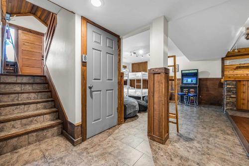 The Stag House - Hot Tub Theatre Arcade Games & Sleeps 18 in Langley