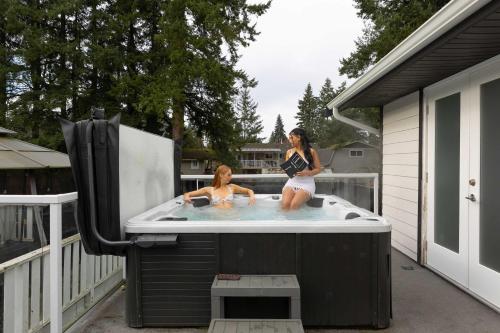 The Stag House - Hot Tub Theatre Arcade Games & Sleeps 18 in Langley