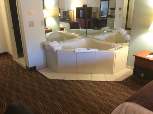 جاكوزي, بايمونت باي ويندام هيلين (Baymont by Wyndham Helen) in هيلين - جورجيا