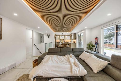 Bunny Bliss Villa - Hot Tub FirePit Theatre & Sleeps 20 in Langley
