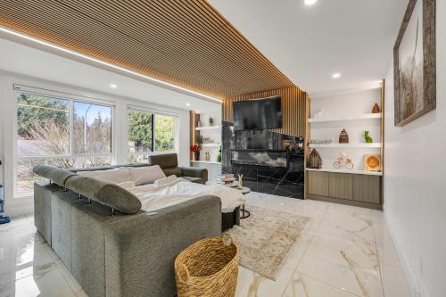 Bunny Bliss Villa - Hot Tub FirePit Theatre & Sleeps 20 in Langley