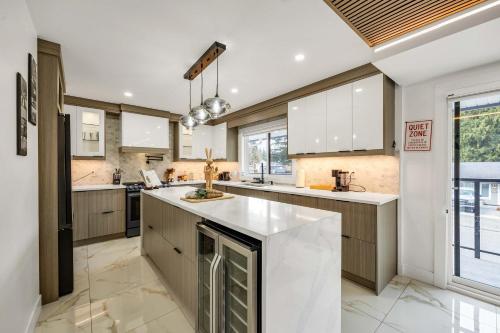 Bunny Bliss Villa - Hot Tub FirePit Theatre & Sleeps 20 in Langley