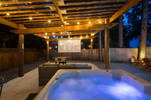Bunny Bliss Villa - Hot Tub FirePit Theatre & Sleeps 20 in Langley