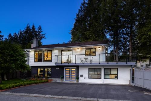 Bunny Bliss Villa - Hot Tub FirePit Theatre & Sleeps 20 in Langley