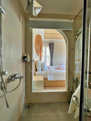 room detail thumbnail 2
