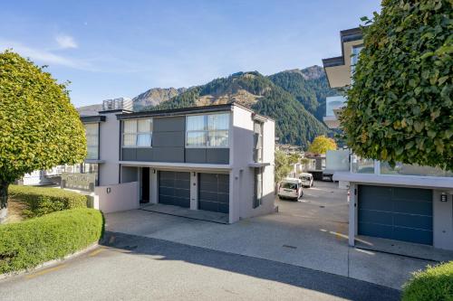 Central Queenstown Retreat | Walk to Town Centre - image 10