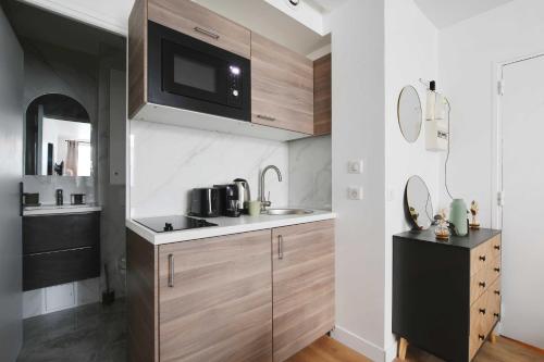 Kitchen, Peaceful Studio -2P- Moulin Rouge in Montmartre