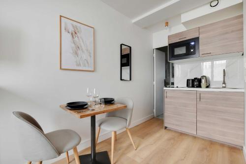 Kitchen, Peaceful Studio -2P- Moulin Rouge in Montmartre
