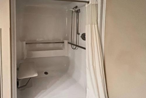 Clarion Inn Garden City - image 23
