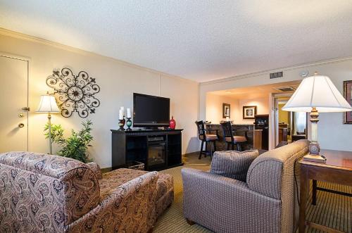 Clarion Inn Garden City - image 32