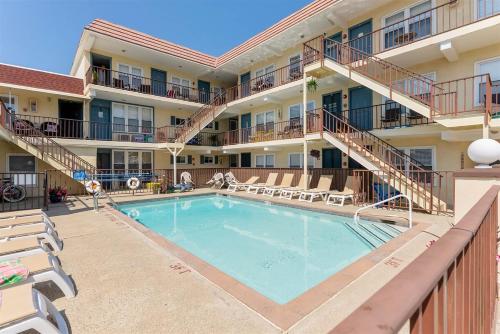 Surfside Getaway with Heated Pool & BBQ Grill - image 8