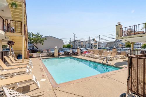 Surfside Getaway with Heated Pool & BBQ Grill - image 5