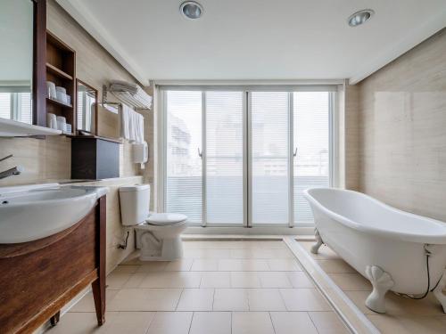 room detail thumbnail 2