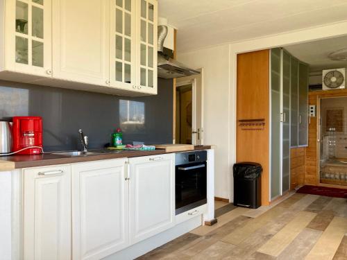 Unique lakeside house with sauna and panoramic harbour views 5 guests in Dongeradeel