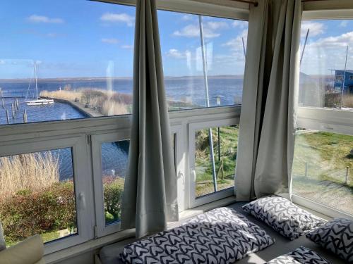 Unique lakeside house with sauna and panoramic harbour views 5 guests in Dongeradeel