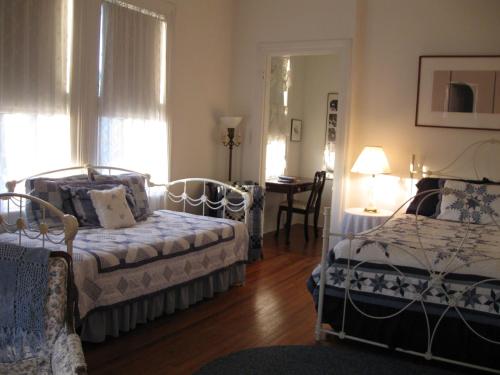 1 queen bed, 1 twin bed
