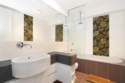 Three-Bedroom Apartment with Pool View - Butter Factory #1 image 4