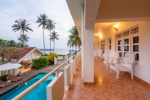 Shangrela Beach Resort by ARK in Хиккадува