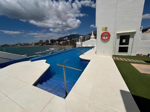 Apartamento Frente a la Playa con Piscina y Terraza en Puerto Marina 2