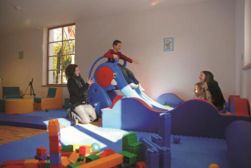 Spēļu laukums, Hotel Hubertushof in Naz-Sciaves