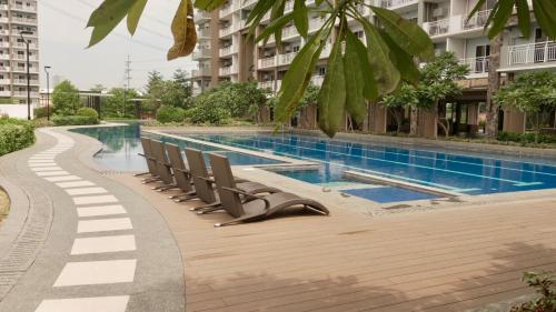 Swimming pool, Sofia's Crib Condo in Satori, Pasig - Free Parking in Santolan