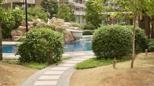 Swimming pool, Sofia's Crib Condo in Satori, Pasig - Free Parking in Santolan