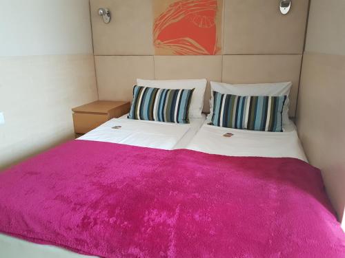 2 twin beds