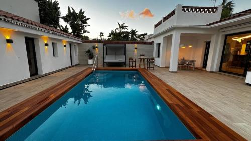 Villa Casa Del Mare by the beach with a private pool and a guest house