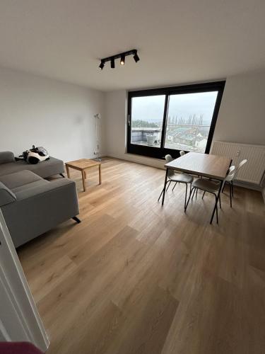 Cozy and bright penthouse in a great location – khách sạn tại Vennes