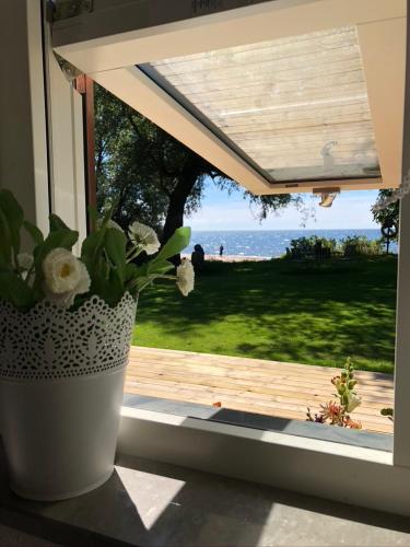 Vrt, Stay close to the beach overlooking the sea in beautiful Svarte in Svarte