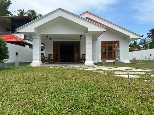 SAHAS Villa - Private Riverfront Garden Retreat in Beruwala – khách sạn tại Hettimulla