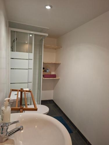 Баня, Studio privé à la campagne (Studio prive a la campagne) in Mereville