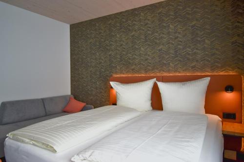 1 queen bed, 1 sofa bed