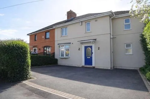 Chic 5 Bedroom House with Private Parking & Garden photo 2
