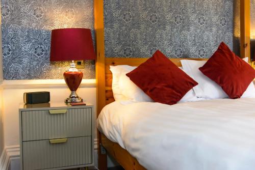 Double room, four poster