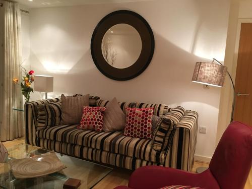 Gunwharf Quays Harbour Apartments - image 5