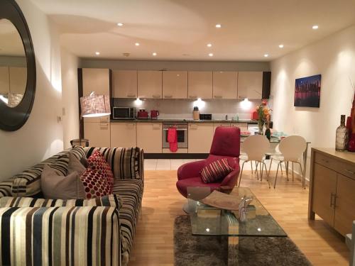 Gunwharf Quays Harbour Apartments - image 7