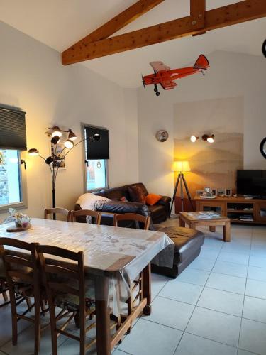 Koplietošanas atpūtas telpa ar TV, Gîte de la Pare (Gite de la Pare) in Oluaksa