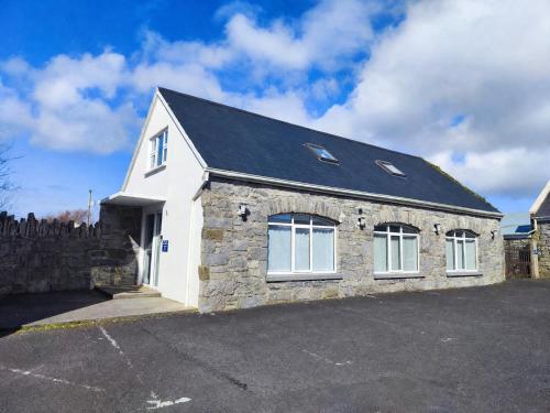 Aran View Holiday Homes Doolin - The Courtyard House - Sleeps 9 – khách sạn tại Glasha More