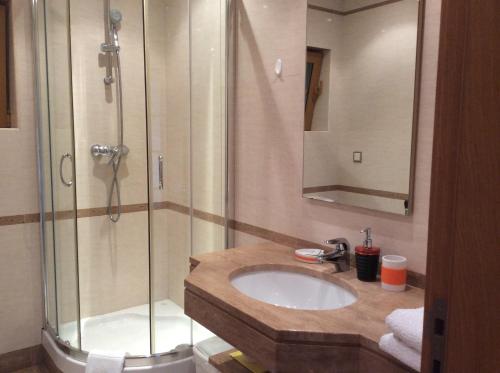 Twin Room with Private External Bathroom image 10