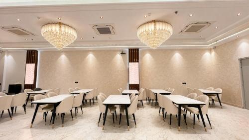 Nhà hàng, JMD Hotel Urban Lux Delhi IGI Airport Aerocity in New Delhi