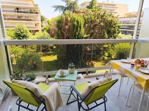logement climatisé à Juan les Pins dans résidence avec piscine – khách sạn tại Le Ponteil