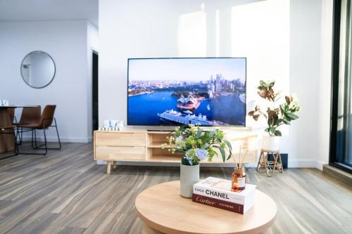 A Quiet Urban Retreat in City - main image