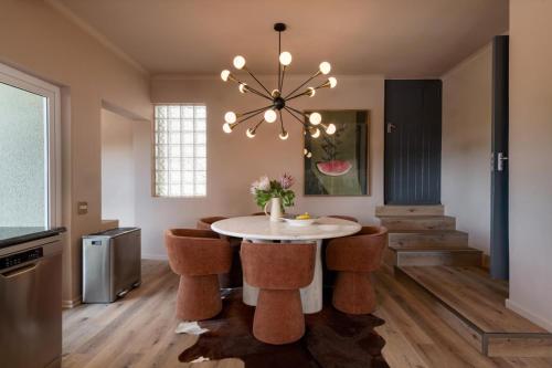 Luxury Camps Bay 5 Star w Gym Pool Kinvara Villa - image 11